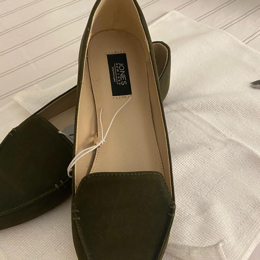 Jones New York flat shoes size 7 green brand new